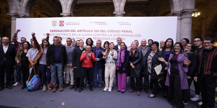 El Gobierno capitalino derogó el Artículo 159 del Código Penal para el Distrito Federal, por el que se tipificaba como delito la posibilidad de transmitir el Virus de Inmunodeficiencia Humana (VIH) y planteaba la pena de tres meses hasta diez años de prisión a quien lo cometiera, así lo dio a conocer Martí Batres, jefe de Gobierno de la Ciudad de México. Foto: X / Martí Batres