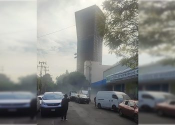 Urge que las autoridades del Instituto de Verificación Administrativa de la Ciudad de México se den una vuelta en la calle de Mier y Pesado, en los números del 135 al 139, donde en las “Minibodegas” almacenan materiales peligrosos. Este miércoles estalló una batería de litio y provocó un incendio, lo que causó pánico entre los vecinos de la zona, en especial en la escuela primaria y secundaria que está enfrente, a no más de 50 metros. FOTO: Especial
