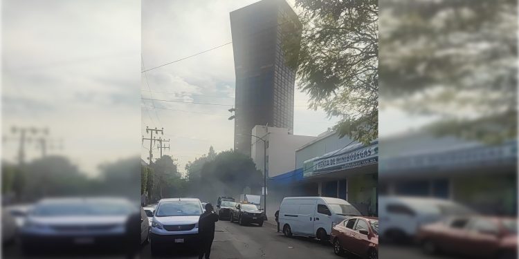 Urge que las autoridades del Instituto de Verificación Administrativa de la Ciudad de México se den una vuelta en la calle de Mier y Pesado, en los números del 135 al 139, donde en las “Minibodegas” almacenan materiales peligrosos. Este miércoles estalló una batería de litio y provocó un incendio, lo que causó pánico entre los vecinos de la zona, en especial en la escuela primaria y secundaria que está enfrente, a no más de 50 metros. FOTO: Especial