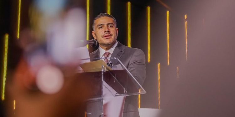 En medio de la rebatinga por el poder en Morena y de la animadversión del jefe de Gobierno, Martí Batres hacia Omar García Harfuch todavía le podrían hacer una nueva travesura al ex jefe de la policía y dejarlo hasta sin escaño en el Senado de la República. FOTO: Campaña Harfuch