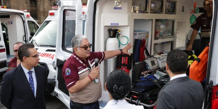 Con el propósito de reforzar el Sistema Público de Atención Prehospitalaria y mejorar la atención de urgencias médicas gratuitas de los capitalinos, el jefe de Gobierno, Martí Batres recibió 18 nuevas ambulancias por donación del Gobierno Federal, mediante la Administración del Patrimonio de la Beneficencia Pública. Foto: GCDMX