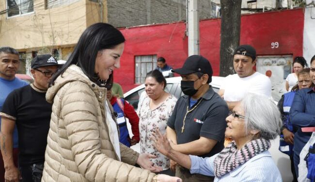 En Álvaro Obregón vecinos y autoridad entregan enseres domésticos a afectados por las obras del Tren Interurbano