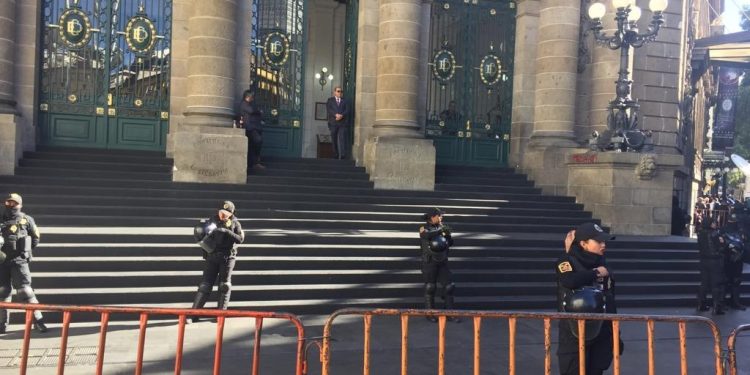 Al Salón de Plenos Congreso de la Ciudad de México ya llegaron los 27 legisladores de oposición que anunciaron previamente su voto en contra de la ratificación de Ernestina Godoy para otros cuatro años como titular de la Fiscalía General de Justicia de la Ciudad de México, con lo que Morena y sus aliados no lograrían los 44 sufragios que requieren para postergar su gestión.