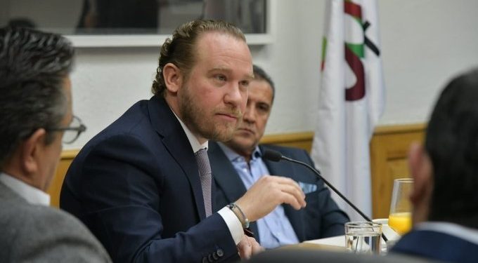 Líderes del oficialismo y de la oposición en la Ciudad de México lo dicen de manera tajante: al alcalde de Cuajimalpa, Adrián Rubalcava lo presionaron a carpetazos de investigación y por alguna razón –que parece evidente– se doblegó muy fácil a los designios de Claudia Sheinbaum, Ernestina Godoy y Martí Batres, su compañero de ‘cátedra’ con René Bejarano. FOTO: Especial