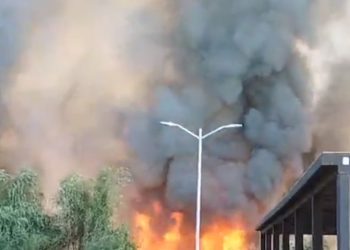 El domingo que hubo un terrible incendio forestal en Cuemanco, en la zona donde convergen las Alcaldías Xochimilco e Iztapalapa, brilló por su ausencia el jefe de Gobierno, Martí Batres. FOTO: RRSS