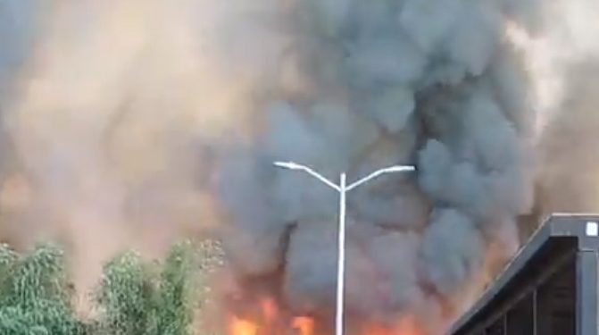 El domingo que hubo un terrible incendio forestal en Cuemanco, en la zona donde convergen las Alcaldías Xochimilco e Iztapalapa, brilló por su ausencia el jefe de Gobierno, Martí Batres. FOTO: RRSS