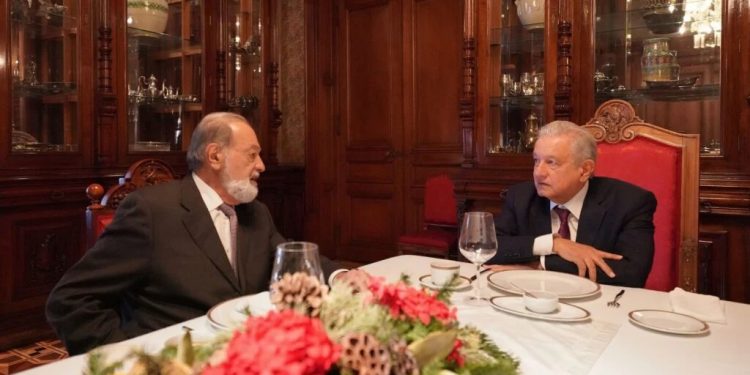 Ni de cara a la entonces jefa de Gobierno, Claudia Sheinbaum, y mucho menos ante el presidente Andrés Manuel López Obrador, el empresario Carlos Slim se atrevió a mentir, a propósito de la tragedia en la Línea 12 del Metro, ocurrida el 3 de mayo de 2021, que dejó como saldo 27 muertos –no 26 como se ha dicho–, pues el gobierno capitalino intentó ocultar el fallecimiento de un menor de edad por el desplome. FOTO: Archivo Presidencia