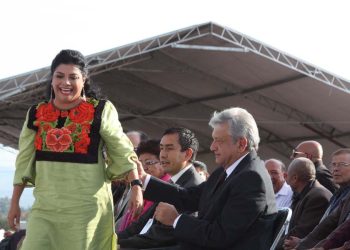 Por si no lo querían ver en el equipo de campaña de Clara Brugada y se autoengañaban con las encuestas truqueadas y cuchareadas pagadas por ellos mismos, el presidente Andrés Manuel López Obrador les hizo ver los focos rojos, como si anticipara que van a perder en la CDMX. FOTO: Archivo AMLO