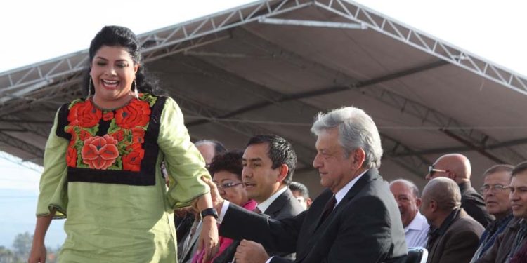 Por si no lo querían ver en el equipo de campaña de Clara Brugada y se autoengañaban con las encuestas truqueadas y cuchareadas pagadas por ellos mismos, el presidente Andrés Manuel López Obrador les hizo ver los focos rojos, como si anticipara que van a perder en la CDMX. FOTO: Archivo AMLO