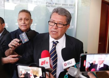 El coordinador de Morena en el Senado, Ricardo Monreal Ávila, consideró que el reportaje publicado en el periódico estadounidense, The New York Times, es basura reciclada, guerra sucia y mediática que intenta minar al presidente Andrés Manuel López Obrador en su autoridad, y que tiene que ver con las elecciones en ambos países. FOTO: Especial