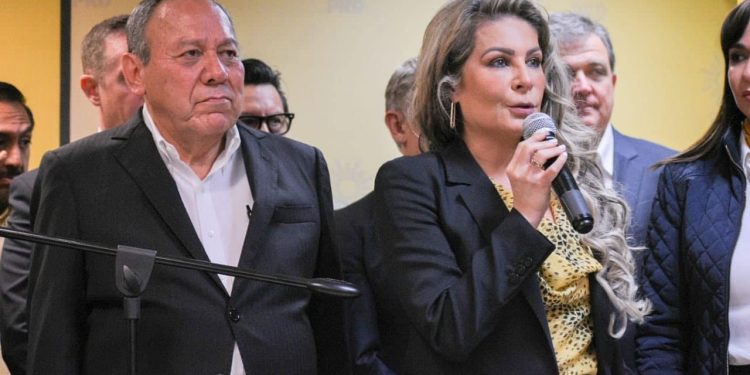 En las últimas semanas, hay una duda importante entre los interesados en la política: ¿Por qué el PT y el PVEM tienen garantizada la vida eterna? ¿Y por qué el PRD puede desaparecer en caso de que por sí solo no obtenga el 3% de los sufragios en alguna de las tres elecciones: diputados, alcaldes o Jefatura de Gobierno? FOTO: X / Nora Arias