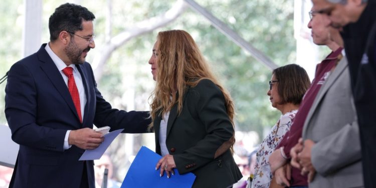 El jefe de Gobierno, Martí Batres hizo entrega de mil licencias-credenciales a personas trabajadoras no asalariadas de la Ciudad de México, cuyo objetivo es otorgarles identidad formal, certeza jurídica y reconocimiento a sus derechos como parte del conglomerado económico de la capital.