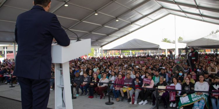 Con el objetivo de apoyar a las escuelas en el mantenimiento y mejora de infraestructura e instalaciones, el jefe de Gobierno, Martí Batres, entregó recursos a mil 401 planteles de educación básica, de un total de 2 mil 731, como parte del programa “La Escuela es Nuestra-Mejor Escuela”. FOTO: GCMX