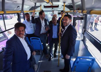 Como parte de la renovación del transporte público en la Ciudad de México, el jefe de Gobierno, Martí Batres, presentó las nuevas unidades de la empresa Aragón Movin, que sustituirán a los microbuses de las rutas 58 y 88, con beneficio para 50 mil habitantes de las alcaldías Gustavo A. Madero, Venustiano Carranza y Cuauhtémoc. FOTO: GCDMX