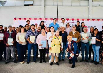 Berenice Hernández Calderón brinda certidumbre jurídica a locatarios y comerciantes de los 18 mercados públicos de la demarcación. FOTOS: Especial