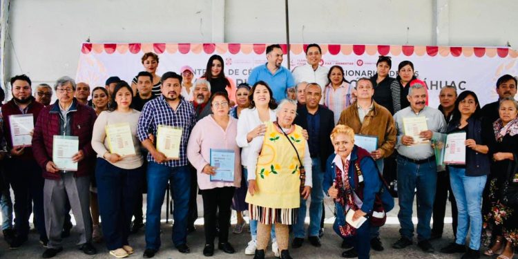 Berenice Hernández Calderón brinda certidumbre jurídica a locatarios y comerciantes de los 18 mercados públicos de la demarcación. FOTOS: Especial