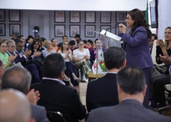 La candidata a la jefatura de Gobierno por la coalición “Sigamos haciendo historia”, Clara Brugada, dijo ante integrantes de la Cámara Mexicana de la Industria de la Construcción (CMIC), que, de ser la mandataria de la capital del país, pretende romper record en la inversión pública. FOTO: Campaña Brugada