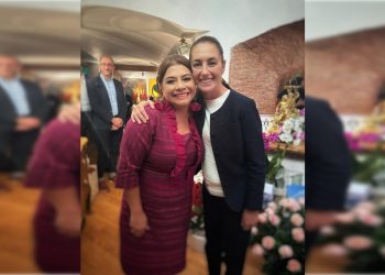 Tal como lo dijimos este martes en la columna Mensaje Político, Claudia Sheinbaum y Clara Brugada comieron este lunes, limaron asperezas y por fin –eso nos dicen– acordaron ir completamente unidas en campaña. Se supone que atrás quedaron las diferencias aquellas porque Brugada le tumbó la candidatura a Omar García Harfuch, quien era el delfín de Sheinbaum. FOTO: X / Brugada