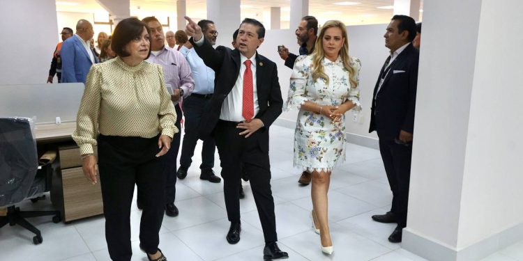 Al inaugurar el edificio de oficinas de gobierno de Caballo Calco no. 22, en el que se realizaron trabajos de rehabilitación para salvaguardar la integridad, seguridad y dignificar el espacio laboral de cerca de 600 trabajadoras y trabajadores, el alcalde Giovani Gutiérrez Aguilar destacó que Coyoacán es ejemplo de lo que debe de hacer un gobierno profesional, dedicado en todo momento al bien común. FOTOS: Especial