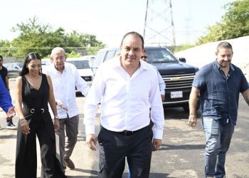 Tal como se escribió en la columna Mensaje Político la semana pasada, el gobernador de Morelos, Cuauhtémoc Blanco se va a salir con la suya de ser candidato a diputado plurinominal, asegurarse el escaño y el fuero, sin necesidad de tener que pedir licencia definitiva a la gubernatura, que es la primera parte de la ‘velasquiña’ de Manuel Velasco, quien hizo lo mismo en Chiapas, en 2018. FOTO: Archivo Gobierno Morelos