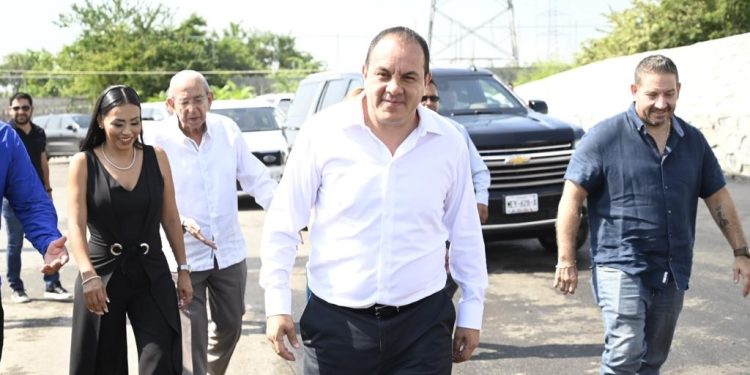 Tal como se escribió en la columna Mensaje Político la semana pasada, el gobernador de Morelos, Cuauhtémoc Blanco se va a salir con la suya de ser candidato a diputado plurinominal, asegurarse el escaño y el fuero, sin necesidad de tener que pedir licencia definitiva a la gubernatura, que es la primera parte de la ‘velasquiña’ de Manuel Velasco, quien hizo lo mismo en Chiapas, en 2018. FOTO: Archivo Gobierno Morelos