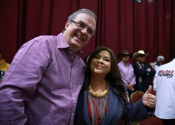 En un arranque de campaña difícil por la polémica que se armó el viernes sobre si hubo un rechazo o no de parte de Claudia Sheinbaum hacia Clara Brugada, ésta buscó el respaldo de Marcelo Ebrard, a quien conoce desde que empezaba a laborar con Manuel Camacho Solís.