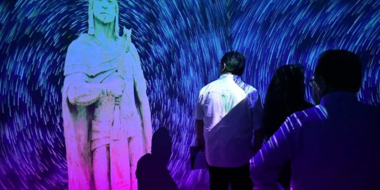 Desde ayer sábado, Azcapotzalco cuenta con su propia Sala Inmersiva, en la cual todo aquel que visite el Museo de Sitio del Parque Tezozómoc disfrutará de una nueva forma de aprender de la historia de nuestra alcaldía. FOTO: Especial