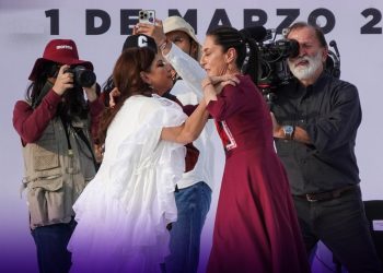 Tal parece que toda la campaña de Clara Brugada a la Jefatura de Gobierno de la Ciudad de México será a la sombra de la de Claudia Sheinbaum, tal como arrancó, pues no le permitieron iniciar su proselitismo en el primer minuto del 1 de marzo, como sí lo hizo su adversario de la oposición, Santiago Taboada, quien sí tiene independencia para ello. FOTO: Cuartoscuro