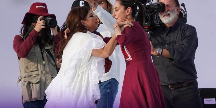 Tal parece que toda la campaña de Clara Brugada a la Jefatura de Gobierno de la Ciudad de México será a la sombra de la de Claudia Sheinbaum, tal como arrancó, pues no le permitieron iniciar su proselitismo en el primer minuto del 1 de marzo, como sí lo hizo su adversario de la oposición, Santiago Taboada, quien sí tiene independencia para ello. FOTO: Cuartoscuro