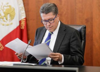 El coordinador parlamentario de Morena, Ricardo Monreal, invitó a quienes estén interesados a que envíen sus comentarios y propuestas para enriquecer la iniciativa que promueve para expedir la Ley de Sistemas de Inteligencia Artificial. FOTO: Senado