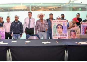 Padres de los 43 normalistas de Ayotzinapa, acompañados por su representante legal, Vidulfo Rosales, se reunieron este mediodía en privado con el senador Ricardo Monreal Ávila, coordinador de Morena y presidente de la Junta de Coordinación Política del Senado. FOTO: X / Monreal