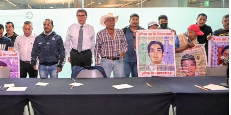 Padres de los 43 normalistas de Ayotzinapa, acompañados por su representante legal, Vidulfo Rosales, se reunieron este mediodía en privado con el senador Ricardo Monreal Ávila, coordinador de Morena y presidente de la Junta de Coordinación Política del Senado. FOTO: X / Monreal