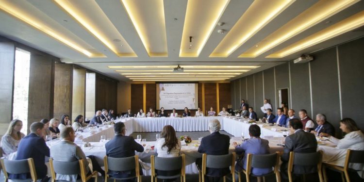 Ante líderes de las principales cámaras empresariales, Clara Brugada, candidata de Morena a la Jefatura de Gobierno, destacó lo que llama “Chilango Moment” que vive la capital y expuso su proyecto para continuar impulsando el crecimiento económico con prosperidad compartida. FOTO: Especial