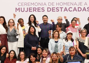 En el acto, que integra el ciclo de actividades “Tiempo de Mujeres. Festival por la Igualdad”, el jefe de Gobierno, Martí Batres, acompañado por la primera dama de la capital, Daniela Cordero, resaltó la valía de las galardonadas: “Tenemos a un conjunto de mujeres que ha influido en los cambios recientes que ha vivido nuestra nación, cambios que se han dado desde abajo”. FOTO: GCDMX
