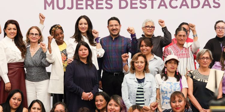 En el acto, que integra el ciclo de actividades “Tiempo de Mujeres. Festival por la Igualdad”, el jefe de Gobierno, Martí Batres, acompañado por la primera dama de la capital, Daniela Cordero, resaltó la valía de las galardonadas: “Tenemos a un conjunto de mujeres que ha influido en los cambios recientes que ha vivido nuestra nación, cambios que se han dado desde abajo”. FOTO: GCDMX