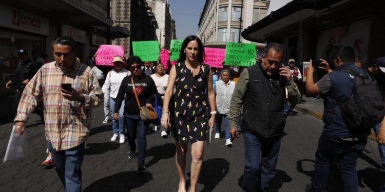 Acompañada por un grupo de vecinos afectados por las obras de ampliación de la Línea 12, la alcaldesa de Álvaro Obregón, Lía Limón, exigió al jefe de Gobierno, Martí Batres, que se firmen los acuerdos con los pobladores de 13 colonias dañadas en la demarcación. Foto: Alcaldía ÁO