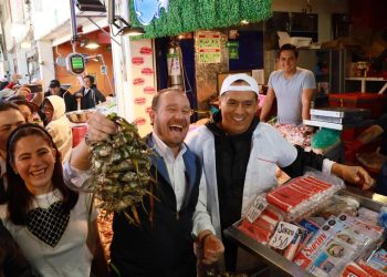 Por otro lado, en La Nueva Viga la falta de agua es recurrente “prácticamente con todos los locatarios que saludamos, con todas las personas que aquí trabajan, el problema es el agua y más la necesidad que tienen aquí por ser productos perecederos”, dijo Santiago Taboada, candidato a el candidato de la coalición “Va X La Ciudad de México”. FOTO: Campaña Brugada