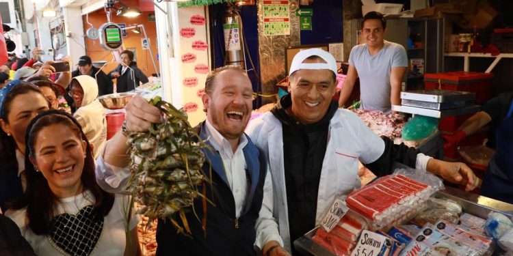 Por otro lado, en La Nueva Viga la falta de agua es recurrente “prácticamente con todos los locatarios que saludamos, con todas las personas que aquí trabajan, el problema es el agua y más la necesidad que tienen aquí por ser productos perecederos”, dijo Santiago Taboada, candidato a el candidato de la coalición “Va X La Ciudad de México”. FOTO: Campaña Brugada