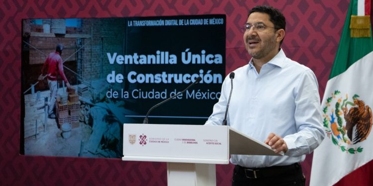 Luego de una serie de denuncias de que el gobierno de la Ciudad de México en el último tramo de Claudia Sheinbaum y lo que va de Martí Batres ha entregado licencias para construir casi de forma indiscriminada, la administración morenista presentó la Ventanilla Única de Construcción (VUC) de la CDMX, con lo que se intenta un mayor control sobre las construcciones en la capital. Foto: GCDMX