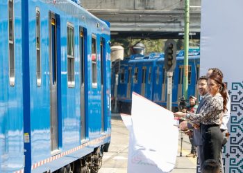 En plena campaña por la Jefatura de Gobierno y en un ambiente de estira y afloja entre los candidatos para ver quién da más, el mandatario capitalino, Martí Batres, acompañado por la primera dama de la Ciudad de México, Daniela Cordero, hizo entrega de dos nuevos trenes ligeros. FOTO: GCDMX