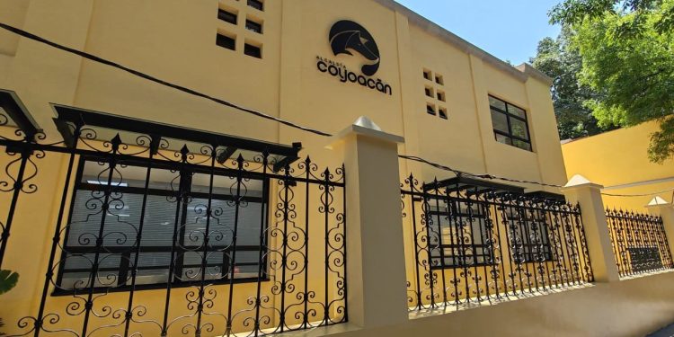 Con el objetivo de salvaguardar la integridad de las personas servidoras públicas que laboran en la alcaldía Coyoacán, concretamente en el edificio de la calle Caballo Calco número 22 en el centro de Coyoacán, se entregó a las y los trabajadores las nuevas instalaciones rehabilitadas las cuales cuentan con todas las medidas de protección civil necesarias para este tipo de edificaciones. FOTOS: Especial