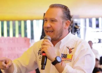 Como ocurrió en la Miguel Hidalgo hace unos días, esta vez en Iztapalapa, líderes de Morena se quitaron sus chalecos guindas, los tiraron al piso y se pusieron unos amarillos del PRD, frente al candidato de la oposición a la Jefatura de Gobierno, Santiago Taboada, en el que de manera sobresaliente participan PRI y PAN. FOTO: Especial