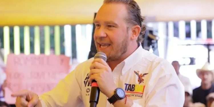 Como ocurrió en la Miguel Hidalgo hace unos días, esta vez en Iztapalapa, líderes de Morena se quitaron sus chalecos guindas, los tiraron al piso y se pusieron unos amarillos del PRD, frente al candidato de la oposición a la Jefatura de Gobierno, Santiago Taboada, en el que de manera sobresaliente participan PRI y PAN. FOTO: Especial