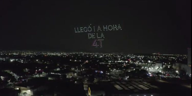 Con drones en el cielo con la leyenda "Izcalli merece agua", Daniel Serrano Palacios arrancó su campaña rumbo a la Presidencia Municipal de Cuautitlán por la coalición "Sigamos Haciendo Historia en el Estado de México", integrada por Morena-PT, PVEM. FOTO: Especial