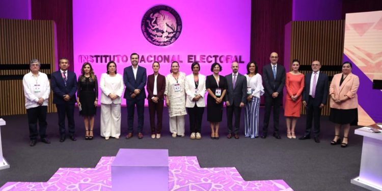 Hoy lunes seguramente habrá más claridad de lo que ocurrió ayer por la noche en el primer debate a la elección presidencial. Como ya es costumbre, cada parte se dice triunfadora y favorecida por el votante. FOTO: Especial