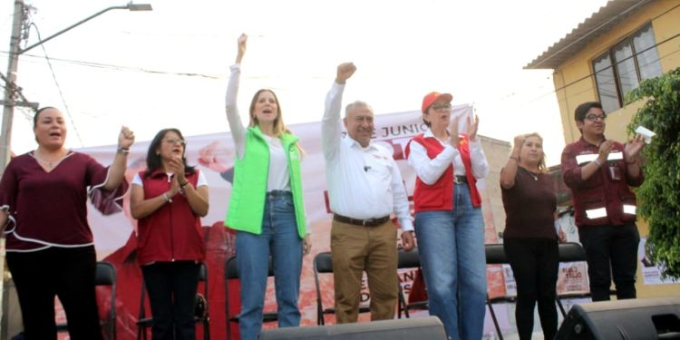 El candidato de Morena-Partido Verde y PT por el Distrito 15 de la Ciudad de México, Pabo Trejo, inició su campaña de manera simbólica con un gran evento, en la tarde, en la colonia más pequeña pero no por ello menos importante de Iztacalco: Cuchilla Agrícola Oriental. FOTO: Especial