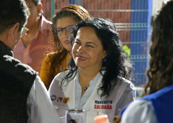 Igual que hace 3 años, Margarita Saldaña, candidata de Va X la Ciudad de México a la Alcaldía Azcapotzalco, mantiene una postura firme en contra del cartel inmobiliario que se le puede atribuir a la ex jefa de Gobierno, Claudia Sheinbaum, y a quien fuera su secretario de Desarrollo Urbano (Seduvi), Carlos Ulloa. FOTO: Especial