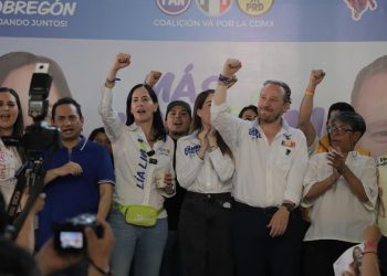 Reunidos con vecinos de la Unidad Habitacional Plateros, Lía Limón y Santiago Taboada se comprometieron a trabajar juntos para hacer de Álvaro Obregón el mejor para vivir de la CDMX. FOTO: Especial