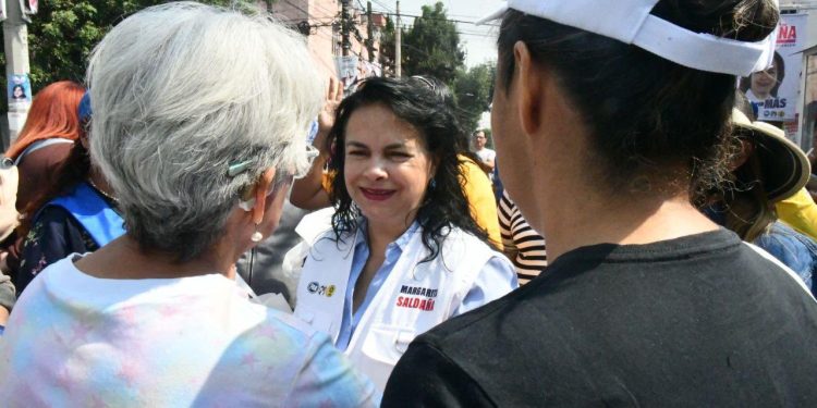 La candidata a la alcaldía por Azcapotzalco de la Alianza Va X México, Margarita Saldaña Hernández rechazó las acusaciones de que la administración que ella encabezó antes de pedir licencia y la actual con Miguel Ángel Ocano estén cobrando derecho de piso a los comerciantes ambulantes para su campaña. FOTO: Especial