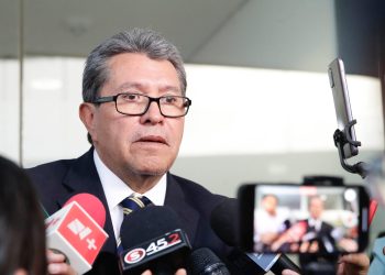 El senador Ricardo Monreal Ávila coincidió con el presidente de la República en que la transición en 2024 será tersa y tranquila ya que la violencia política no nublará el escenario electoral. “Todos tenemos que hacer votos porque no se rebase a la voluntad popular”, dijo. FOTO: Archivo